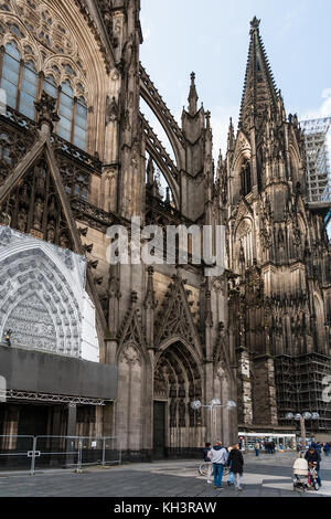 Köln, Deutschland - 17. September 2017: die Menschen in der Nähe von Kölner Dom (Kathedrale St. Peter). Dom ist Deutschlands meistbesuchte Sehenswürdigkeit, attraktive Stockfoto