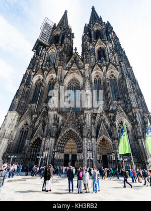 Köln, Deutschland - 17. September 2017: Touristen vor der Kölner Dom (Kathedrale St. Peter). Dom ist Deutschlands meistbesuchte Landmar Stockfoto