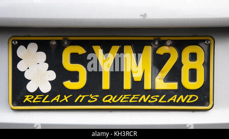 Personalisierte Fahrzeug Nummernschild, Hibiskus blüht der Inbegriff einer entspannten tropischen Lebensstil in Queensland, Australien Stockfoto