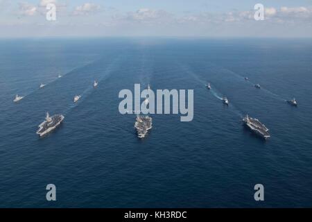 USS Theodore Roosevelt (CVN 71) und USS Nimitz (CVN 68) Strike Grou Stockfoto