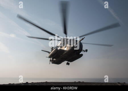 Marine Corps CH-53 Super Hengst, mit dem grauen Falken der Marine Medium zugewiesen Stockfoto