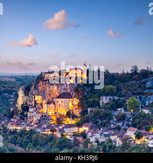 Dämmerung in der mittelalterlichen Stadt Rocamadour, im Dordogne-Tal, Midi-Pyrenees, Frankreich. Stockfoto