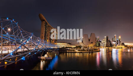 Blick auf den Marina Bay, Singapore, mit der Helix Steg, Marina Bay Sands Hotel und artscience Museum. Stockfoto