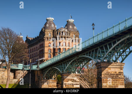 Das Grand Hotel, Scarborough, North Yorkshire, England, UK, einem denkmalgeschützten Gebäude, und das Spa Brücke, an einem sonnigen Wintertag. Stockfoto