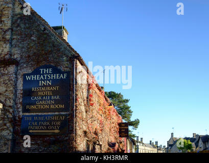 Northleach, eine klassische Cotswold Village in Gloucestershire England UK The Wheatsheaf Inn Stockfoto