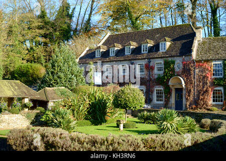 Bibury ist eine klassische kleine Cotswold Village in Gloucesteshire England UK The Swan Hotel Stockfoto