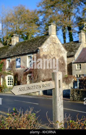 Bibury ist eine klassische kleine Cotswold Village in Gloucesteshire England UK The Swan Hotel Stockfoto