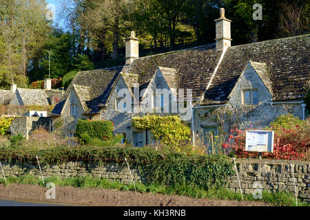 Bibury ist eine klassische kleine Cotswold Village in Gloucesteshire England Großbritannien Stockfoto