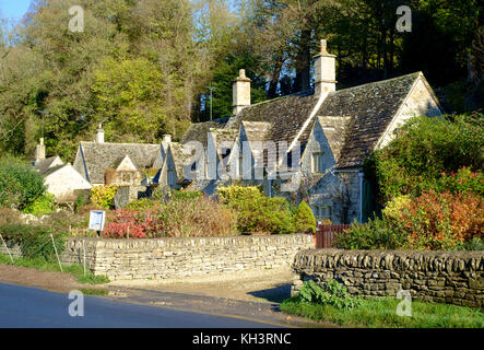 Bibury ist eine klassische kleine Cotswold Village in Gloucesteshire England Großbritannien Stockfoto