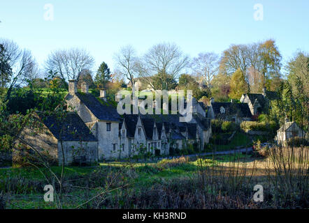 Bibury ist eine klassische kleine Cotswold Village in Gloucesteshire England UK Arlington Row Stockfoto