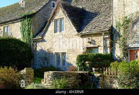 Bibury ist eine klassische kleine Cotswold Village in Gloucesteshire England Großbritannien Stockfoto