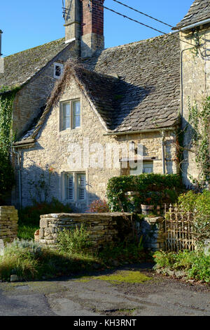 Bibury ist eine klassische kleine Cotswold Village in Gloucesteshire England Großbritannien Stockfoto