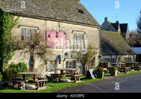 Bibury ist eine klassische kleine Cotswold Village in Gloucesteshire England UK die Catherine Wheel Inn Stockfoto