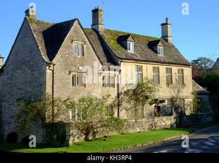 Bibury ist eine klassische kleine Cotswold Village in Gloucesteshire England Großbritannien Stockfoto