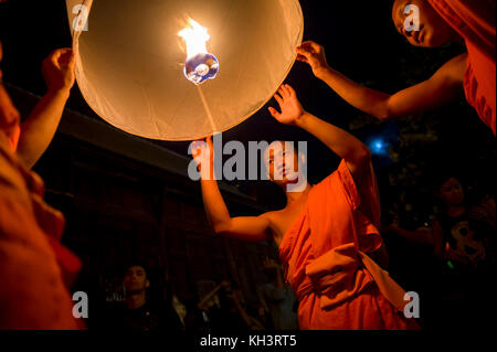 CHIANG Mai, THAILAND - 7. NOVEMBER 2014: Eine Gruppe buddhistischer Mönche bringt Himmelslaternen beim jährlichen Lichterfest Yee Peng im Wat Pan Tao Tempel auf den Markt. Stockfoto