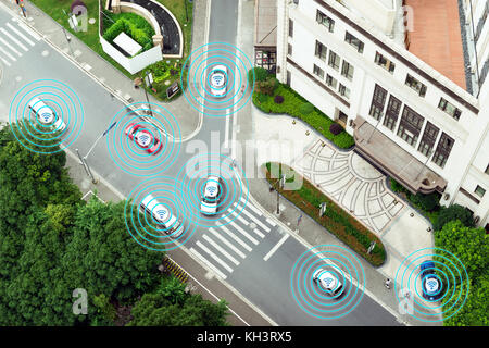 Digitale transformation Trends in der Automobilindustrie. Smart Auto, autonome Fahrt Modus Fahrzeug auf Metro City Road Iot-Konzept mit Grafik sen Stockfoto