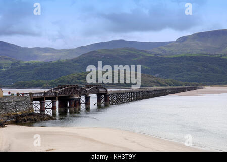 Barmouth Eisenbahnbrücke über mawddach Eatuary für die Cambrian Coast Railway Line, Snowdonia Abstand, Pwllheli, Gwynedd, Wales, Großbritannien Stockfoto