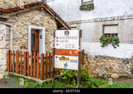 SOTO DE AGUES, Spanien - 5 November, 2017: Schild, Bergrouten und touristischen Informationen im Dorf von Soto de Agues in Asturien, Spanien Stockfoto