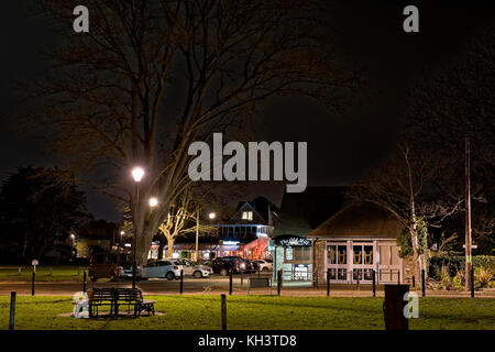 Winter Szenen bei Nacht rund um den Kai Christchurch Dorset UK ein beliebtes Urlaubsziel Stockfoto