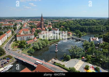 Rathenow, Brandenburg/Deutschland 02 August 2015: Luftaufnahme über stadtbild von Rathenow mit der Havel und Kirche. Sommer. Stockfoto