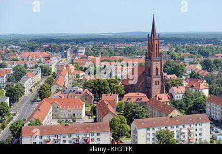 Rathenow, Brandenburg/Deutschland 02 August 2015: Luftaufnahme über stadtbild von Rathenow mit der Havel und Kirche. Sommer. Stockfoto