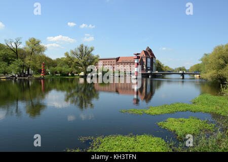 Rathenow, Brandenburg/Deutschland zum 6. Mai 2013: Stadtbild von Rathenow mit historischen Mühle und Havel. Sommer. Stockfoto