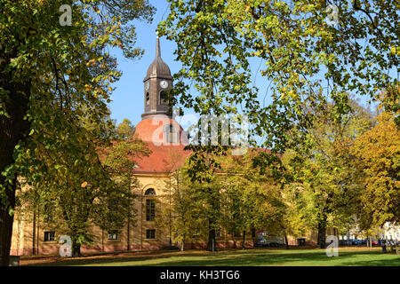 Neuruppin, Brandenburg/Deutschland 01 November 2014: Herbst im Park von neuruppin (Brandenburg). Im Hintergrund die Kultur Kirche St. Marien und Peop Stockfoto