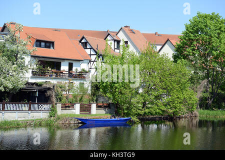 Rathenow, Brandenburg/Deutschland 06.Mai 2013: Stadtbild von Rathenow (Deutschland) mit Havel und traditionellen Häusern. Stockfoto