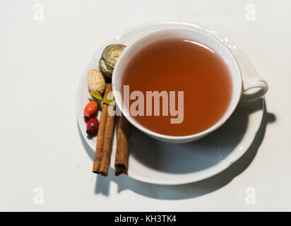 Eleganz Tasse Tee oder Kaffee mit farbigen Blättern plims und Muttern - zarte coposition Stockfoto