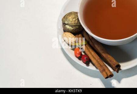 Eleganz Tasse Tee oder Kaffee mit farbigen Blättern plims und Muttern - zarte coposition Stockfoto