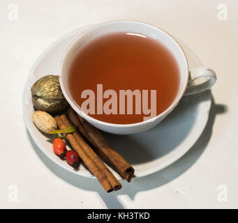 Eleganz Tasse Tee oder Kaffee mit farbigen Blättern plims und Muttern - zarte coposition Stockfoto