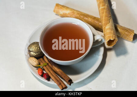 Eleganz Tasse Tee oder Kaffee mit farbigen Blättern plims und Muttern - zarte coposition Stockfoto