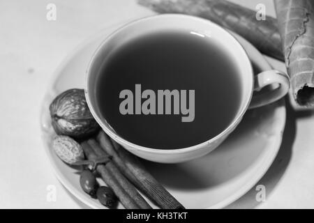 Eleganz Tasse Tee oder Kaffee mit farbigen Blättern plims und Muttern - zarte coposition Stockfoto