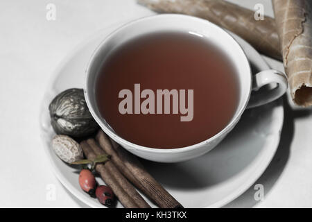 Eleganz Tasse Tee oder Kaffee mit farbigen Blättern plims und Muttern - zarte coposition Stockfoto