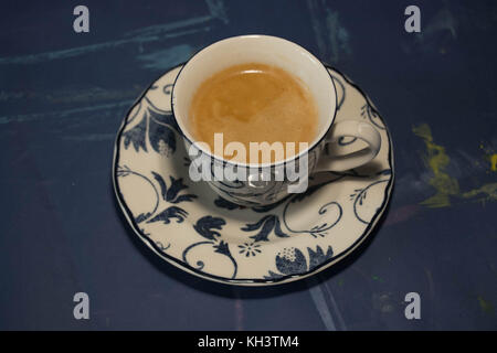 Eleganz Tasse Tee oder Kaffee mit farbigen Blättern plims und Muttern - zarte coposition Stockfoto