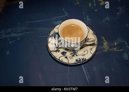 Eleganz Tasse Tee oder Kaffee mit farbigen Blättern plims und Muttern - zarte coposition Stockfoto