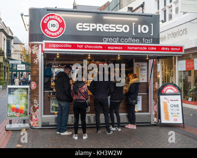 Espresso 10 Coffee Bar, eine sehr beliebte Café in der Innenstadt Shopping Bereich im Regen in Middlesbrough, Cleveland, England Großbritannien Stockfoto