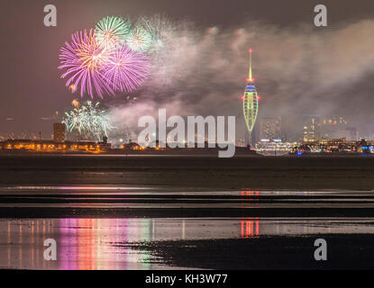 Gun Wharf Quay, Portsmouth, Feuerwerk Feier, mit refelctions im Meer, von Ryde, Isle of Wight. Stockfoto