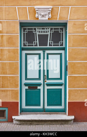 Grüne altmodischen hölzernen Tür auf farbigen Fassade. Tallinn, Estland Stockfoto