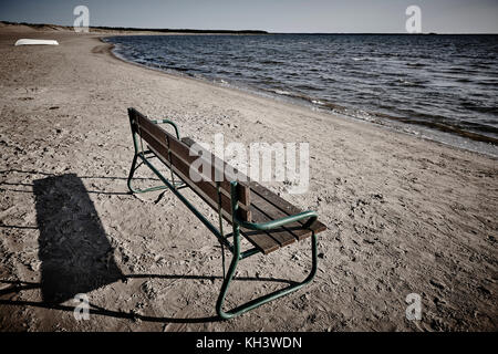 Sandstrand mit Sitzbank in Finnland. yyteri. Sommerferien Stockfoto