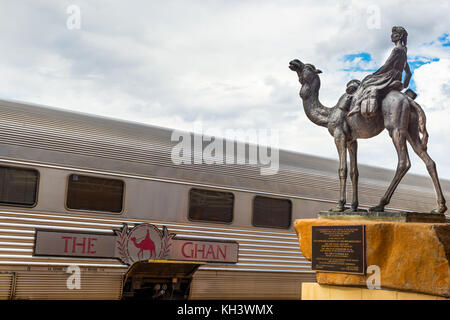 Der berühmte Ghan Zug am Bahnhof von Alice Springs. Zentralaustralien. Stockfoto