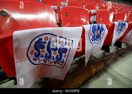 Vor dem internationalen Spiel des Bobby Moore Fund im Wembley Stadium in London hängen englische Flaggen auf leeren Sitzen. Stockfoto