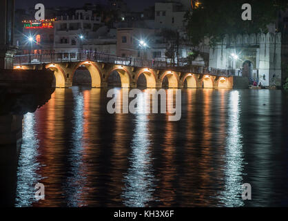 Nacht Reflexionen von chand Pole puliya, silawatwari, von See Pichola, Udaipur, Rajasthan, Indien Stockfoto