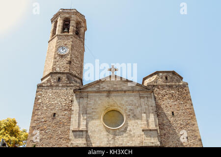 Fassade der Kirche von Saint Vincent de Sarria in Barcelona, Spanien Stockfoto