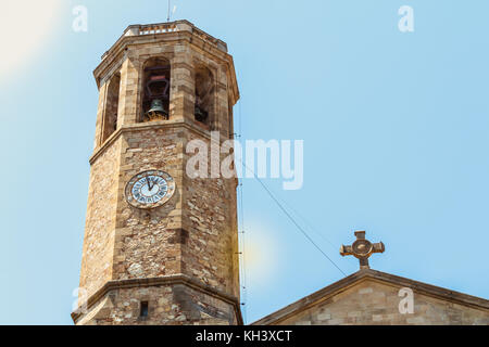 Glockenturm der Kirche von Saint Vincent de Sarria, Barcelona, Spanien Stockfoto