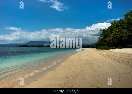 Strand mit Blick auf das Meer und die Bäume blauen Himmel und Wolken Lombok Stockfoto