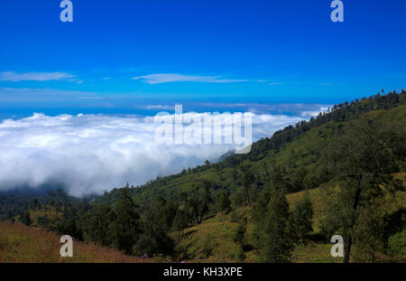 Blick über Wolken von Mountain blue sky Mount Rinjani auf Lombok Ind Stockfoto