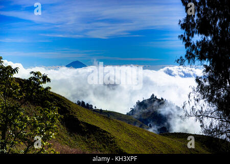 Blick über Wolken von Mountain blue sky Mount Rinjani auf Lombok Ind Stockfoto