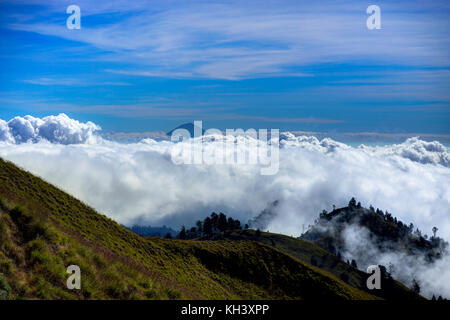 Blick über Wolken von Mountain blue sky Mount Rinjani auf Lombok Ind Stockfoto