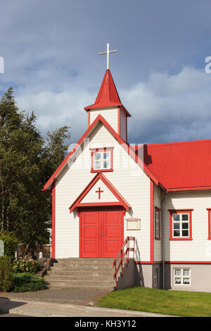 St. Peter Pfarrkirche ist eine typische kleine Holzkirche mit roten Dach in der Stadt Akureyri, Island. Stockfoto